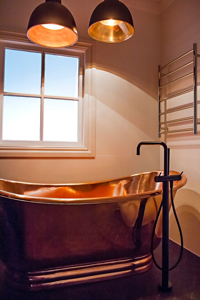 Inspiration för små moderna en-suite badrum, med möbel-liknande, svarta skåp, ett fristående badkar, en hörndusch och glaskakel