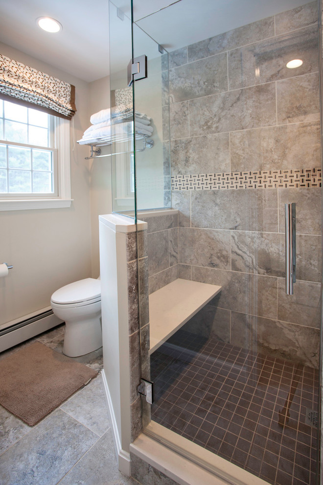 Стильный дизайн: большая главная ванная комната в современном стиле с фасадами с утопленной филенкой, белыми фасадами, угловым душем, унитазом-моноблоком, коричневой плиткой, плиткой из листового камня, бежевыми стенами, полом из керамогранита, врезной раковиной и столешницей из гранита - последний тренд