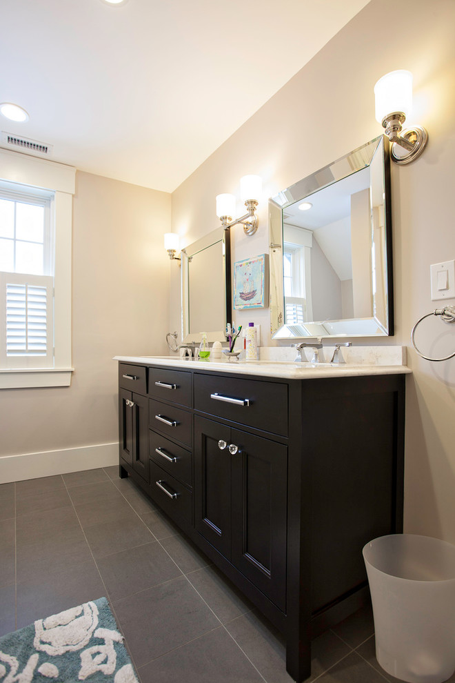 Immagine di una stanza da bagno padronale stile americano di medie dimensioni con ante in stile shaker, ante nere, pareti beige, pavimento in gres porcellanato, lavabo sottopiano e top in pietra calcarea