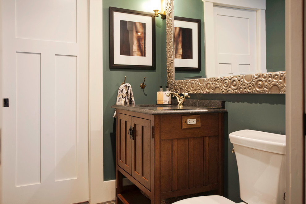 Idee per una stanza da bagno con doccia american style di medie dimensioni con ante con riquadro incassato, ante in legno bruno, WC a due pezzi, pareti verdi, top in granito e lavabo sottopiano