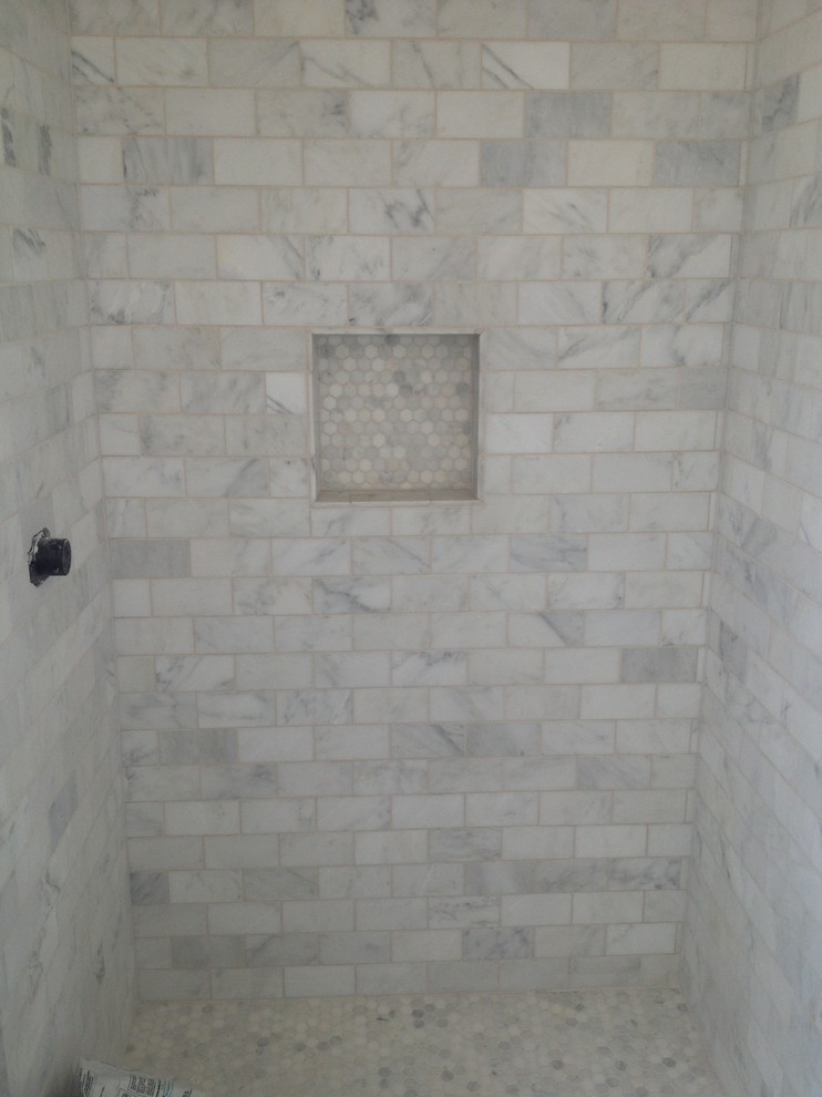 Diseño de cuarto de baño clásico con ducha empotrada, baldosas y/o azulejos blancos, baldosas y/o azulejos de porcelana y suelo de baldosas de porcelana