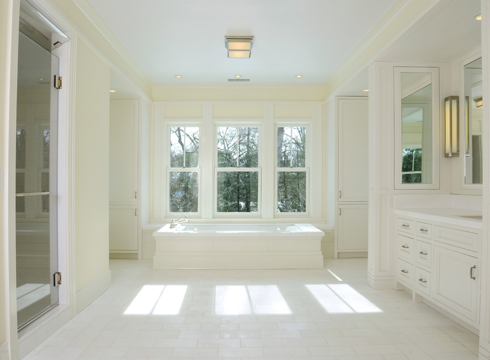 Idéer för att renovera ett stort lantligt en-suite badrum, med skåp i shakerstil, vita skåp, ett fristående badkar, en dusch i en alkov, vit kakel, beige väggar, klinkergolv i keramik, ett integrerad handfat och marmorbänkskiva
