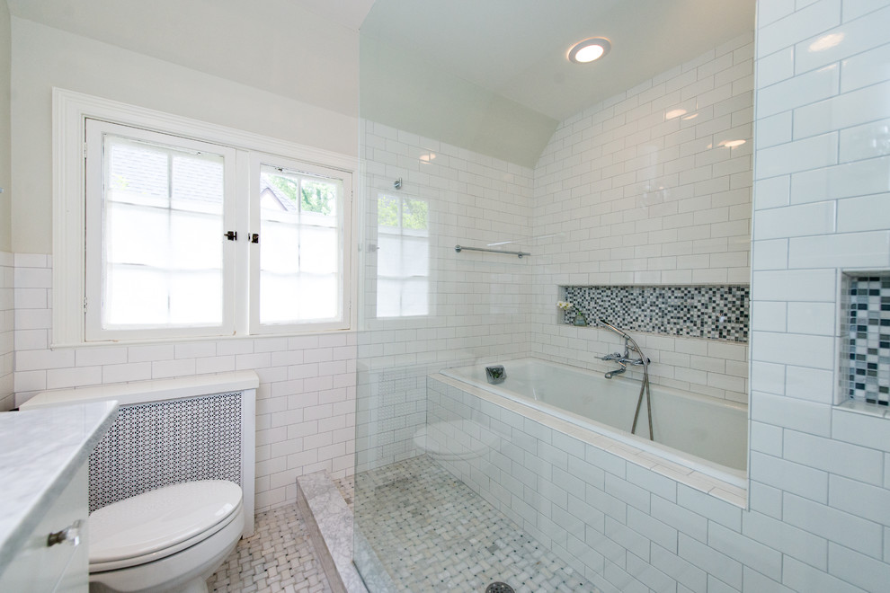 Источник вдохновения для домашнего уюта: ванная комната в классическом стиле с открытым душем, плиткой кабанчик и открытым душем
