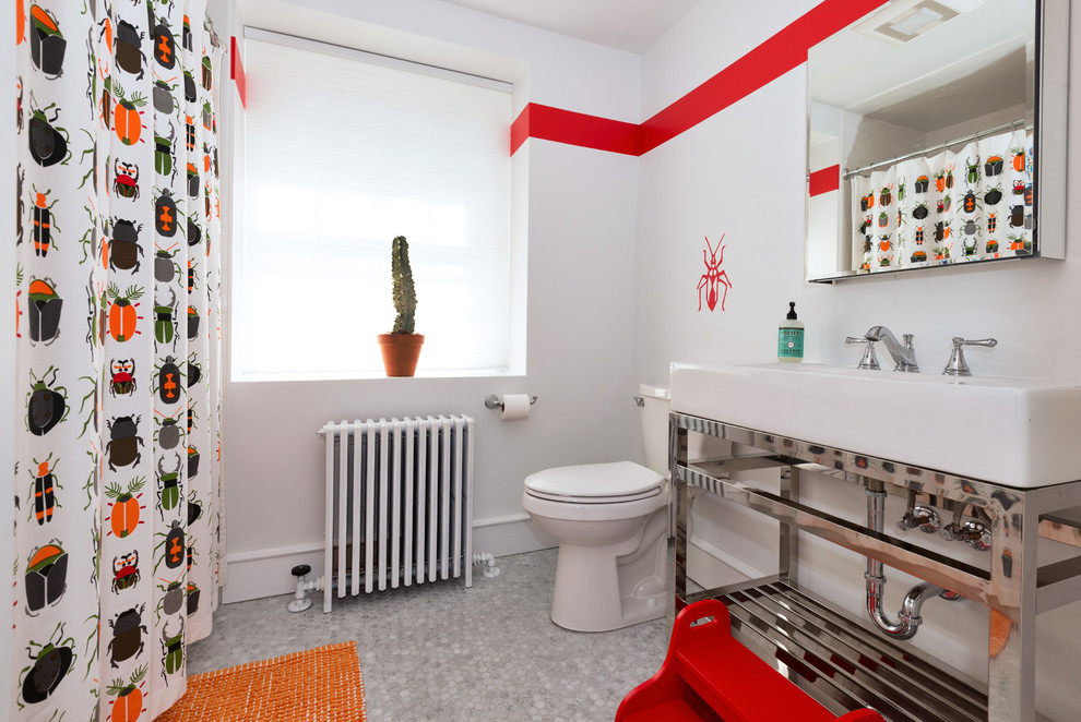 Идея дизайна: детская ванная комната в современном стиле с ванной в нише, душем над ванной, раздельным унитазом, красными стенами, консольной раковиной и шторкой для ванной