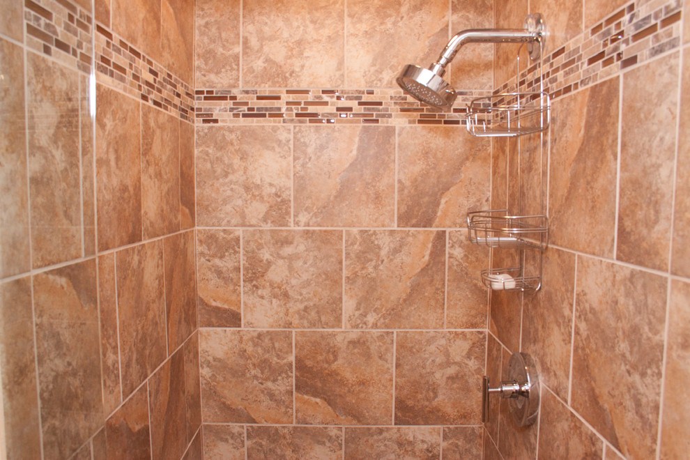 Exemple d'une salle d'eau chic avec un carrelage marron, mosaïque et un mur marron.
