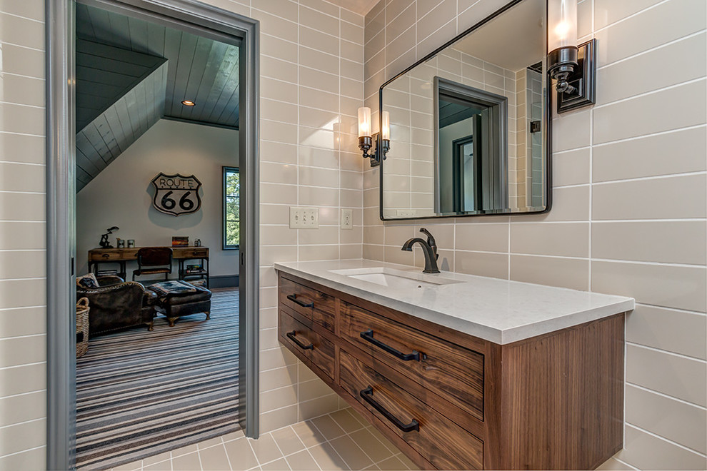 Cette photo montre une salle de bain nature avec un placard à porte affleurante, des portes de placard beiges, un mur rose et un lavabo encastré.