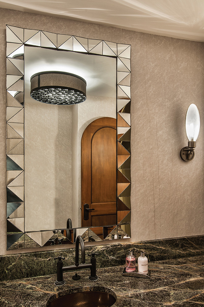 Idee per una stanza da bagno con doccia minimal di medie dimensioni con pareti beige, lavabo sottopiano e top in granito