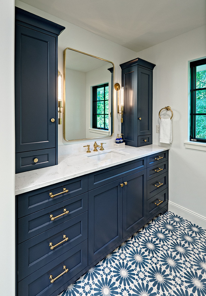 Inspiration pour une petite salle de bain traditionnelle avec un placard à porte plane, des portes de placard bleues, une douche double, un mur blanc, un sol en carrelage de céramique et un lavabo posé.