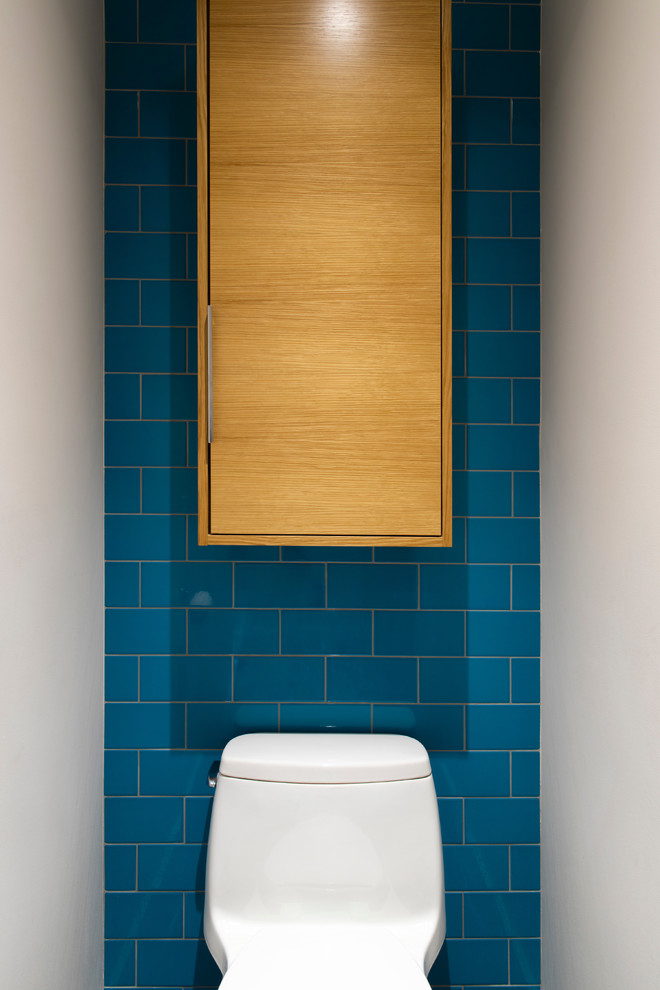 Пример оригинального дизайна: детская ванная комната среднего размера в современном стиле с плоскими фасадами, светлыми деревянными фасадами, открытым душем, унитазом-моноблоком, синей плиткой, стеклянной плиткой, синими стенами, полом из керамогранита, монолитной раковиной, столешницей из бетона, серым полом, душем с распашными дверями и серой столешницей