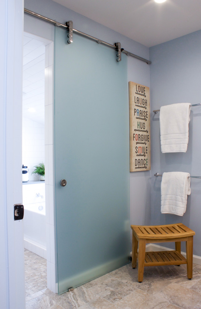 Свежая идея для дизайна: большая детская ванная комната в стиле неоклассика (современная классика) с плоскими фасадами, фасадами цвета дерева среднего тона, ванной в нише, душевой комнатой, унитазом-моноблоком, белой плиткой, керамической плиткой, синими стенами, полом из керамогранита, врезной раковиной, столешницей из искусственного кварца, разноцветным полом, душем с раздвижными дверями и серой столешницей - отличное фото интерьера