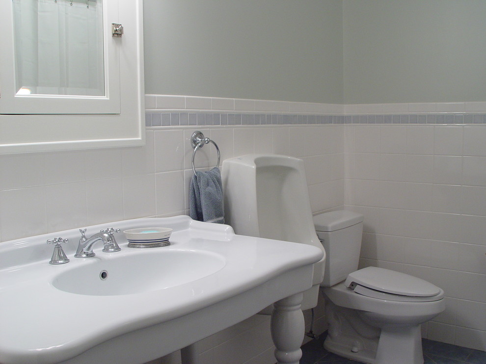 Exempel på ett klassiskt badrum för barn, med ett piedestal handfat, ett urinoar, vit kakel, keramikplattor, blå väggar och klinkergolv i keramik