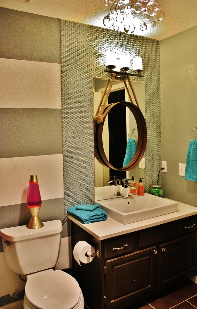 Esempio di una stanza da bagno per bambini design di medie dimensioni con WC monopezzo, piastrelle blu, piastrelle a mosaico, pareti grigie, pavimento in gres porcellanato, lavabo a bacinella e top in quarzo composito