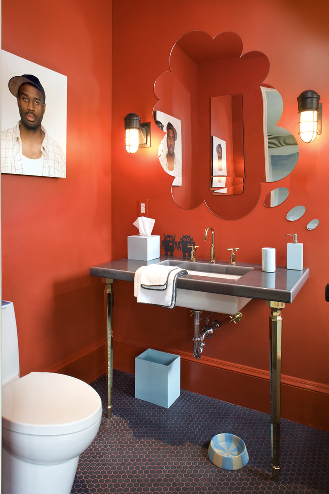 Inspiration pour une salle de bain minimaliste avec un plan vasque et un mur rouge.