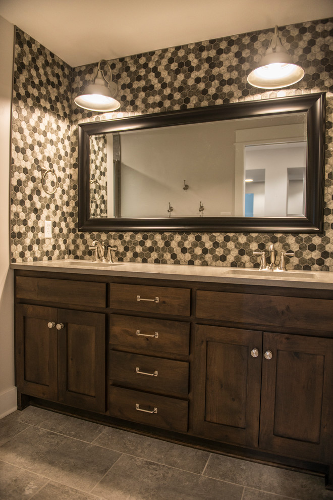 Aménagement d'une grande salle de bain principale classique en bois foncé avec un placard avec porte à panneau encastré, un carrelage multicolore, mosaïque, un mur gris, un lavabo encastré et un plan de toilette en quartz modifié.