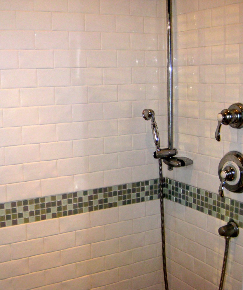 Idee per una stanza da bagno per bambini classica di medie dimensioni con doccia ad angolo, piastrelle bianche e piastrelle in ceramica