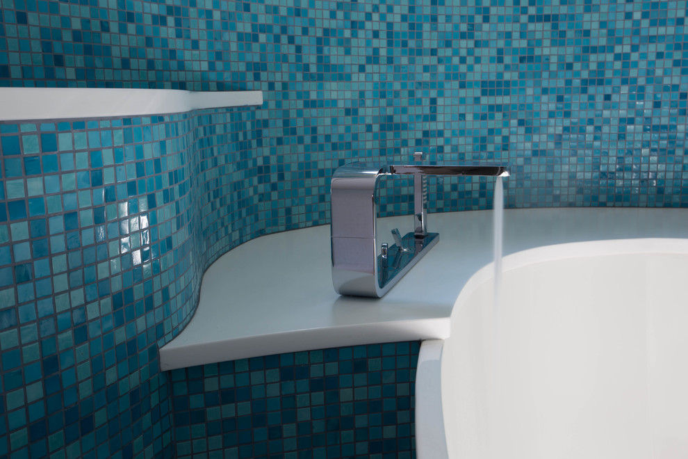 オレンジカウンティにあるコンテンポラリースタイルのおしゃれな浴室 (青いタイル、モザイクタイル、青い壁) の写真