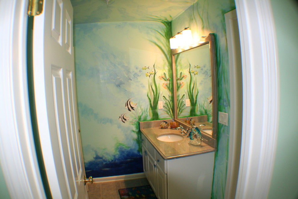 Esempio di una piccola stanza da bagno per bambini stile marinaro con lavabo sottopiano, ante con bugna sagomata, ante bianche e WC monopezzo