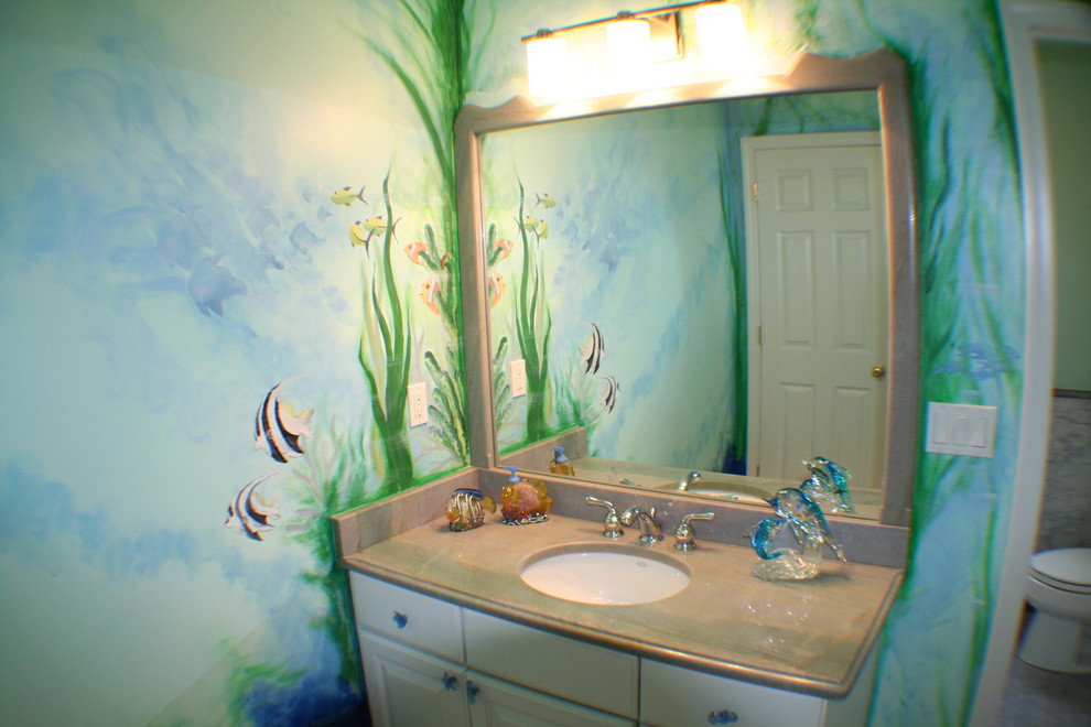Foto di una piccola stanza da bagno per bambini costiera con lavabo sottopiano, ante con bugna sagomata, ante bianche e WC monopezzo