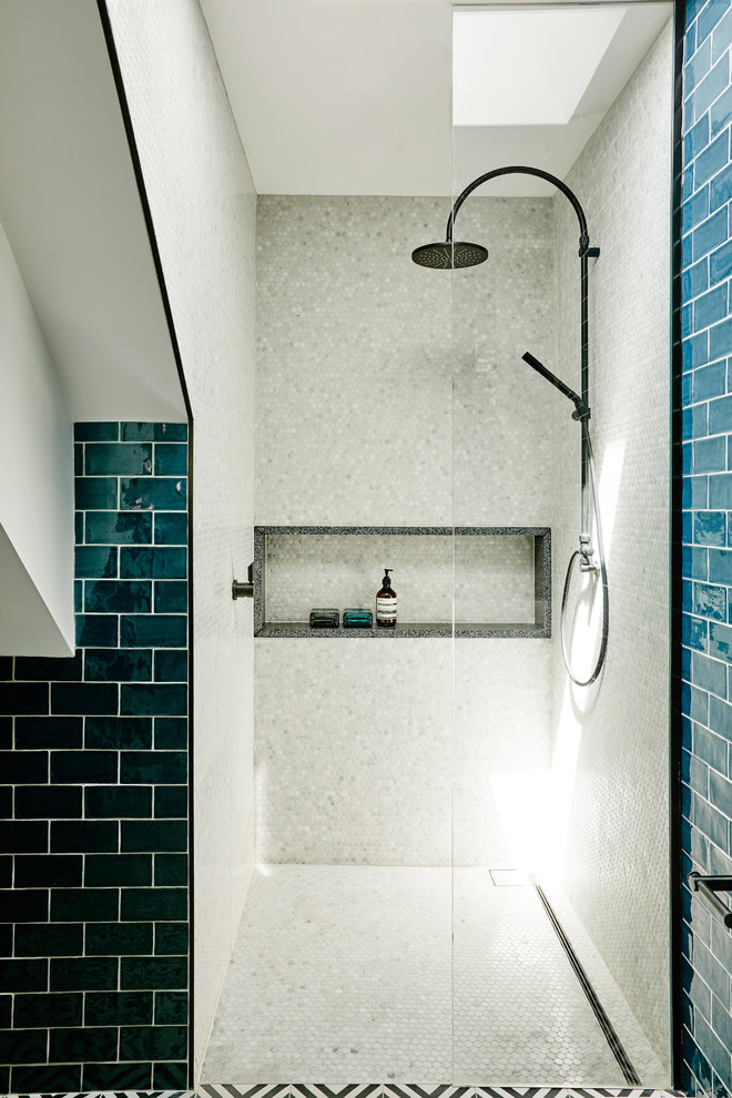 Idée de décoration pour une petite douche en alcôve design en bois brun avec un carrelage bleu, des carreaux de céramique, un plan de toilette en terrazzo, aucune cabine, un mur bleu, carreaux de ciment au sol, une grande vasque et un sol noir.