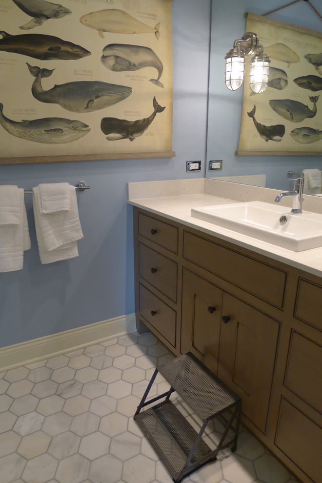 Ejemplo de cuarto de baño tradicional con lavabo encastrado, armarios tipo mueble, puertas de armario grises, encimera de cuarcita, ducha esquinera y sanitario de una pieza