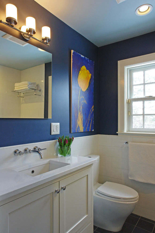 Exempel på ett litet klassiskt badrum, med ett undermonterad handfat, skåp i shakerstil, vita skåp, en dusch i en alkov, en toalettstol med hel cisternkåpa, bänkskiva i kvarts, vit kakel, porslinskakel, blå väggar och klinkergolv i porslin