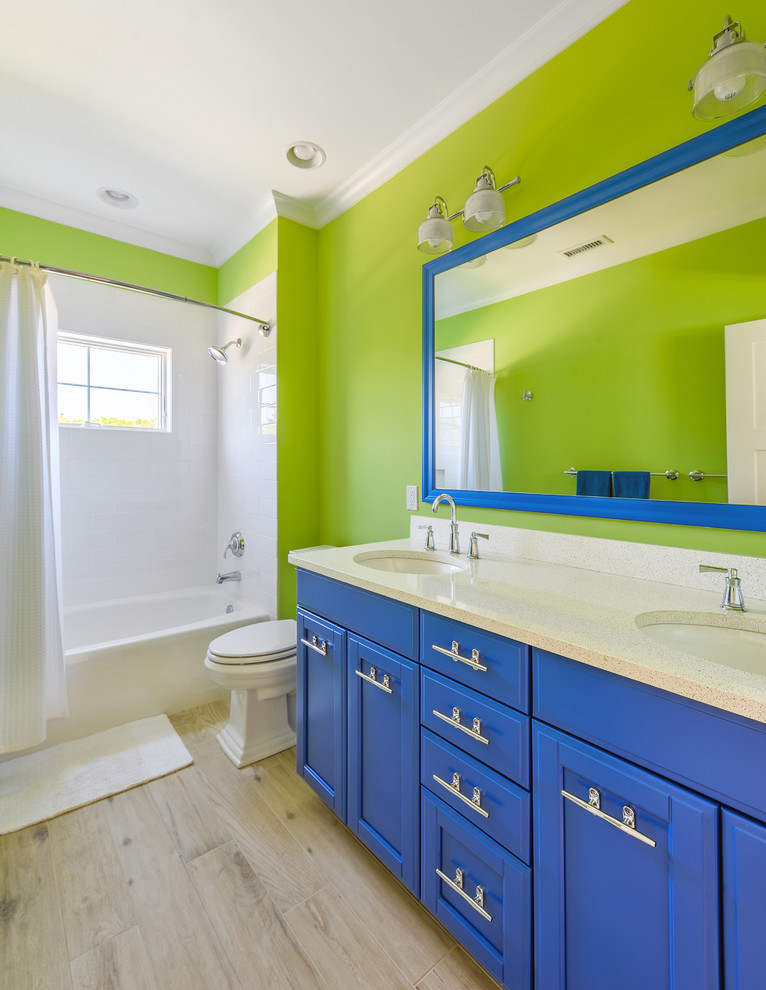 Bild på ett maritimt badrum för barn, med släta luckor, blå skåp, gröna väggar och dusch med duschdraperi