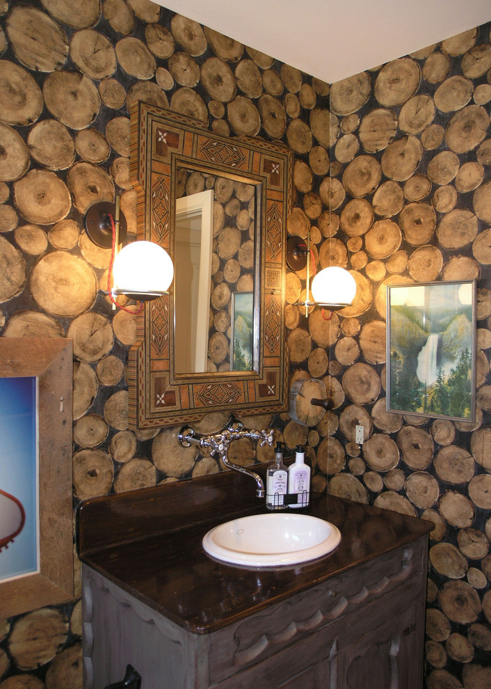 Пример оригинального дизайна: ванная комната в стиле фьюжн с накладной раковиной и коричневыми стенами