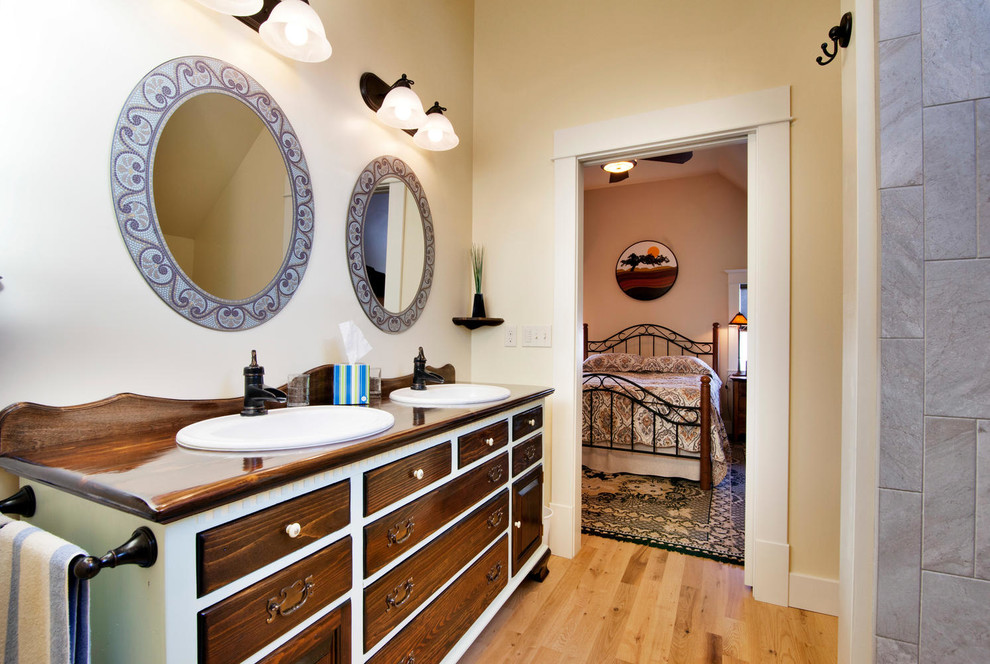Exempel på ett mellanstort amerikanskt brun brunt en-suite badrum, med beige väggar, mellanmörkt trägolv, ett nedsänkt handfat, brunt golv, möbel-liknande, skåp i mörkt trä, en dusch i en alkov, träbänkskiva och dusch med duschdraperi