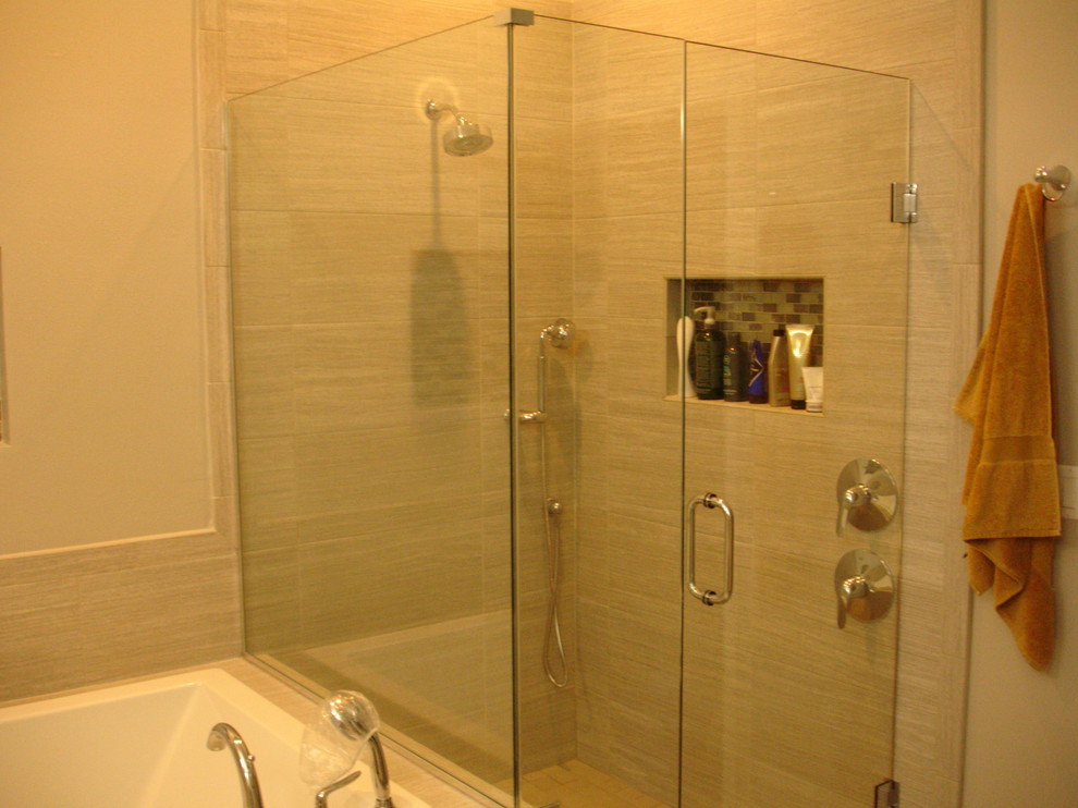 Modelo de cuarto de baño principal tradicional grande con bañera encastrada, ducha empotrada y baldosas y/o azulejos grises