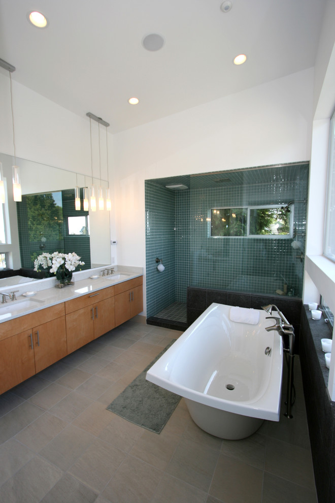 Exempel på ett modernt badrum, med ett fristående badkar, en öppen dusch och med dusch som är öppen