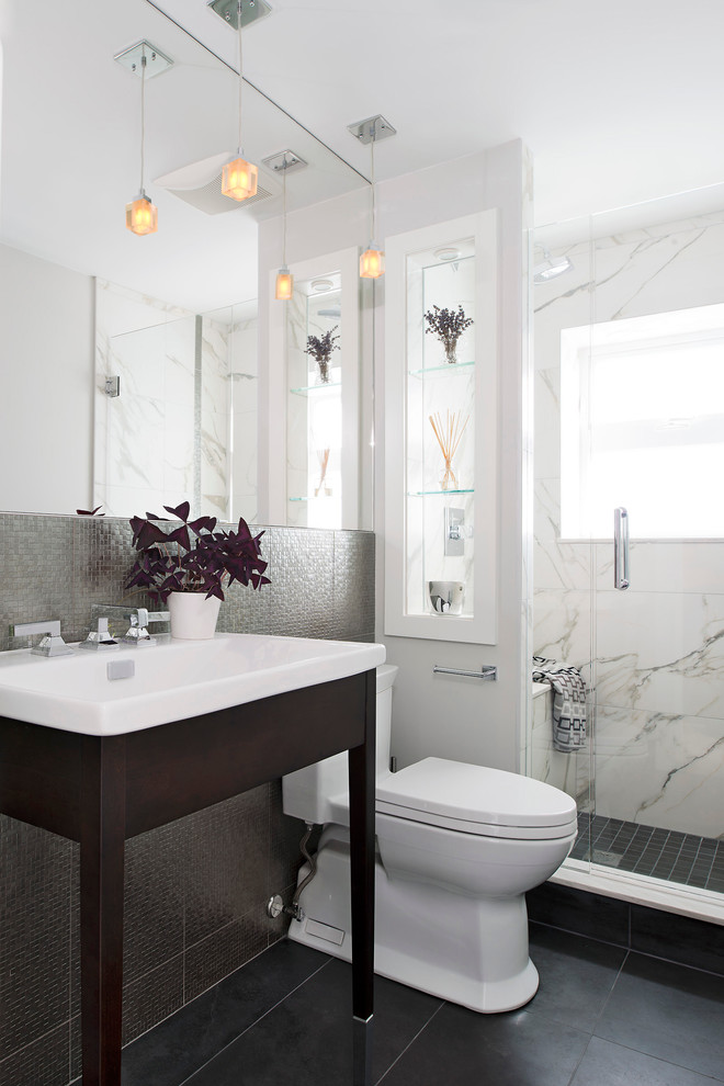 バンクーバーにあるコンテンポラリースタイルのおしゃれなお風呂の窓 (濃色木目調キャビネット、アルコーブ型シャワー、白いタイル、白い壁、コンソール型シンク) の写真