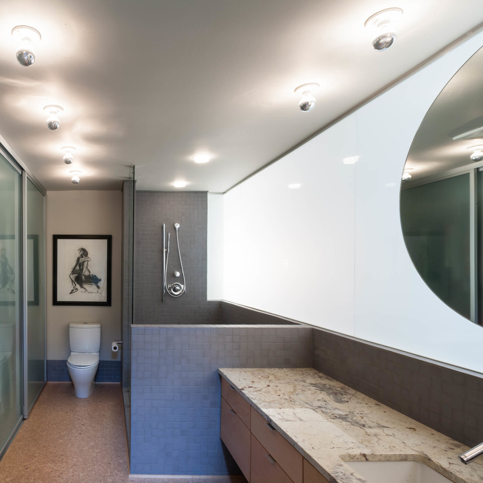На фото: главная ванная комната среднего размера в современном стиле с накладной раковиной, плоскими фасадами, светлыми деревянными фасадами, столешницей из гранита, открытым душем, унитазом-моноблоком, серой плиткой, керамогранитной плиткой, белыми стенами и пробковым полом