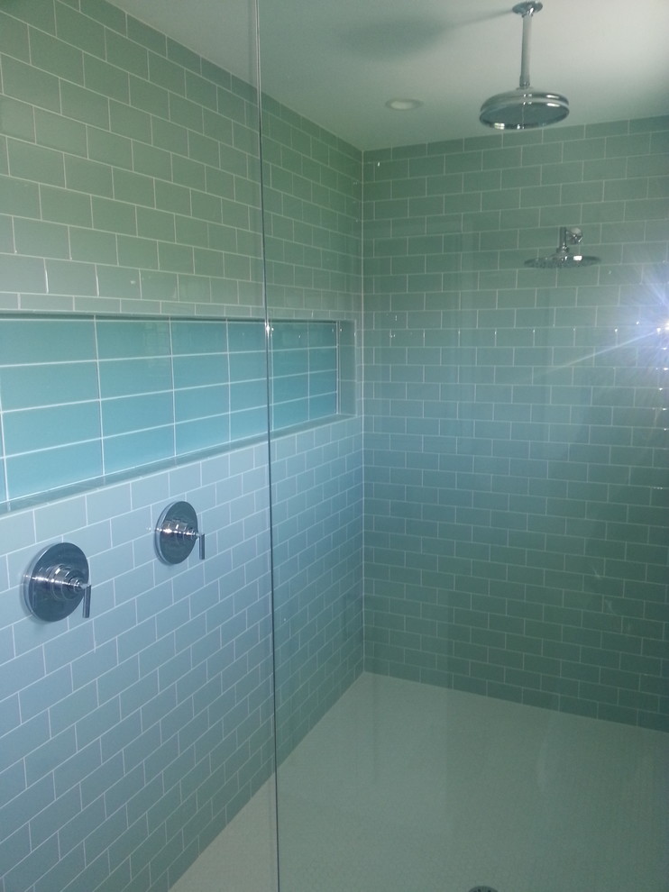 Inspiration för stora maritima en-suite badrum, med en öppen dusch, vit kakel, keramikplattor, gröna väggar och klinkergolv i porslin