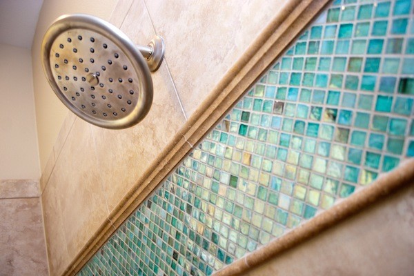 Ejemplo de cuarto de baño clásico de tamaño medio con ducha a ras de suelo, baldosas y/o azulejos beige, baldosas y/o azulejos de porcelana, paredes beige y aseo y ducha