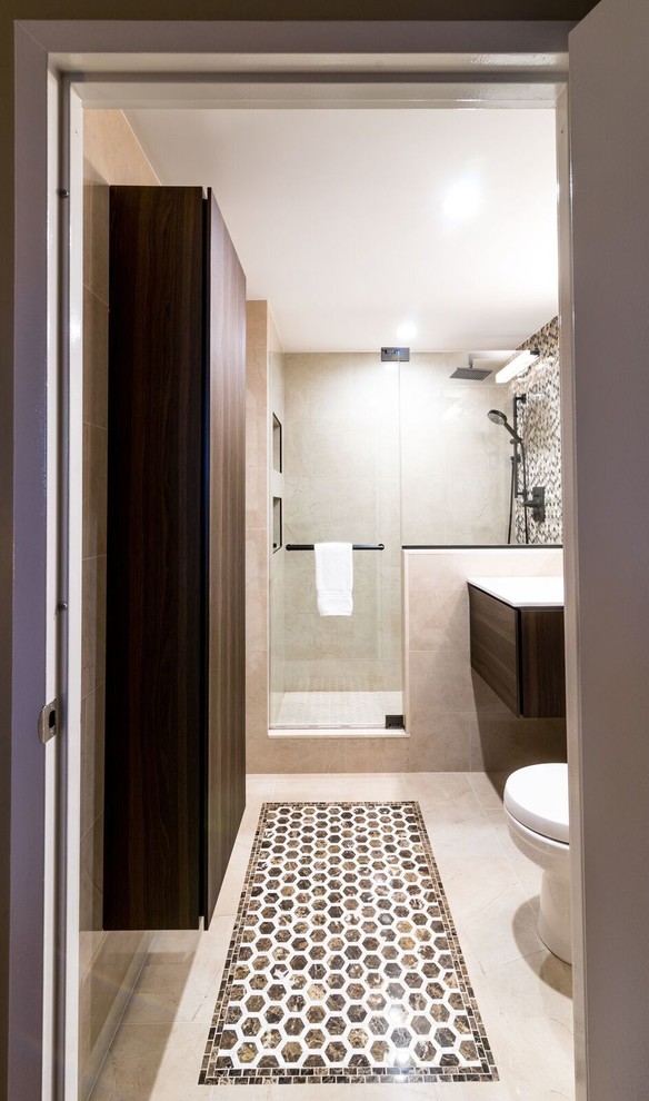 Пример оригинального дизайна: ванная комната среднего размера в современном стиле с плоскими фасадами, черными фасадами, душем в нише, унитазом-моноблоком, бежевой плиткой, черной плиткой, черно-белой плиткой, белой плиткой, керамогранитной плиткой, бежевыми стенами, душевой кабиной, монолитной раковиной, столешницей из искусственного камня, полом из известняка, бежевым полом и душем с распашными дверями