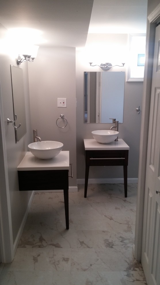 Идея дизайна: маленькая ванная комната в современном стиле с настольной раковиной, темными деревянными фасадами, мраморной столешницей, душем в нише, раздельным унитазом, серой плиткой, керамогранитной плиткой, серыми стенами и мраморным полом для на участке и в саду