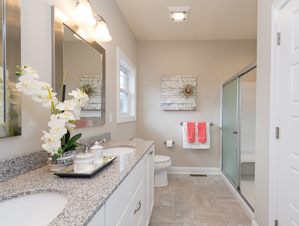 Пример оригинального дизайна: главная ванная комната в современном стиле с белыми фасадами, серой плиткой, серыми стенами, врезной раковиной и столешницей из гранита