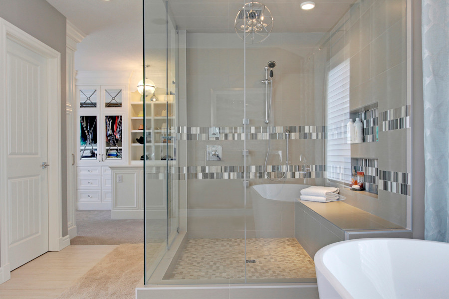 Пример оригинального дизайна: главная ванная комната в стиле неоклассика (современная классика) с фасадами островного типа, белыми фасадами, отдельно стоящей ванной, серой плиткой, металлической плиткой, серыми стенами и полом из керамической плитки