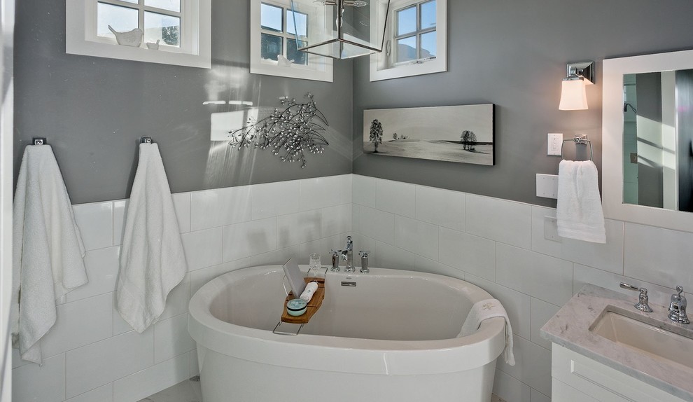 Inspiration för stora klassiska en-suite badrum, med skåp i shakerstil, vita skåp, ett fristående badkar, en dusch i en alkov, en toalettstol med hel cisternkåpa, vit kakel, keramikplattor, grå väggar, marmorgolv, ett undermonterad handfat och granitbänkskiva