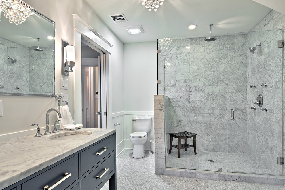 Стильный дизайн: ванная комната в классическом стиле с врезной раковиной, плоскими фасадами, серыми фасадами, мраморной столешницей, душем в нише, белой плиткой и каменной плиткой - последний тренд