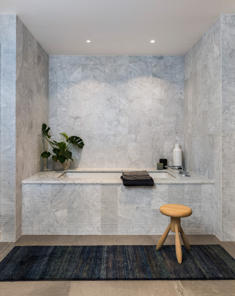 Inredning av ett modernt en-suite badrum, med ett badkar i en alkov, en dubbeldusch, en toalettstol med hel cisternkåpa, keramikplattor, grå väggar, klinkergolv i keramik, grått golv och dusch med gångjärnsdörr