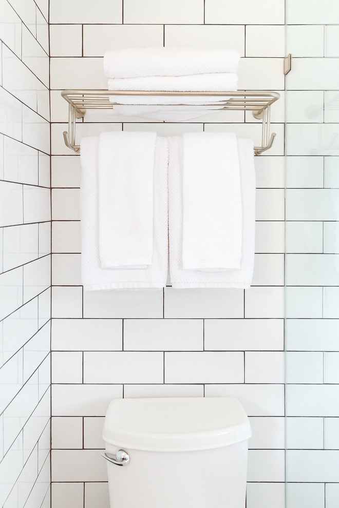 Inspiration för ett litet 50 tals vit vitt badrum med dusch, med möbel-liknande, grå skåp, en dusch i en alkov, en toalettstol med separat cisternkåpa, vit kakel, keramikplattor, vita väggar, klinkergolv i keramik, ett integrerad handfat, bänkskiva i akrylsten, flerfärgat golv och dusch med gångjärnsdörr