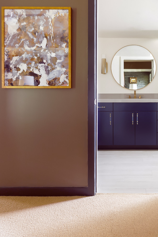 Пример оригинального дизайна: ванная комната среднего размера в стиле ретро с плоскими фасадами, синими фасадами, душем в нише, серой плиткой, керамической плиткой, белыми стенами, полом из керамогранита, врезной раковиной, столешницей из искусственного камня, серым полом, душем с распашными дверями и серой столешницей