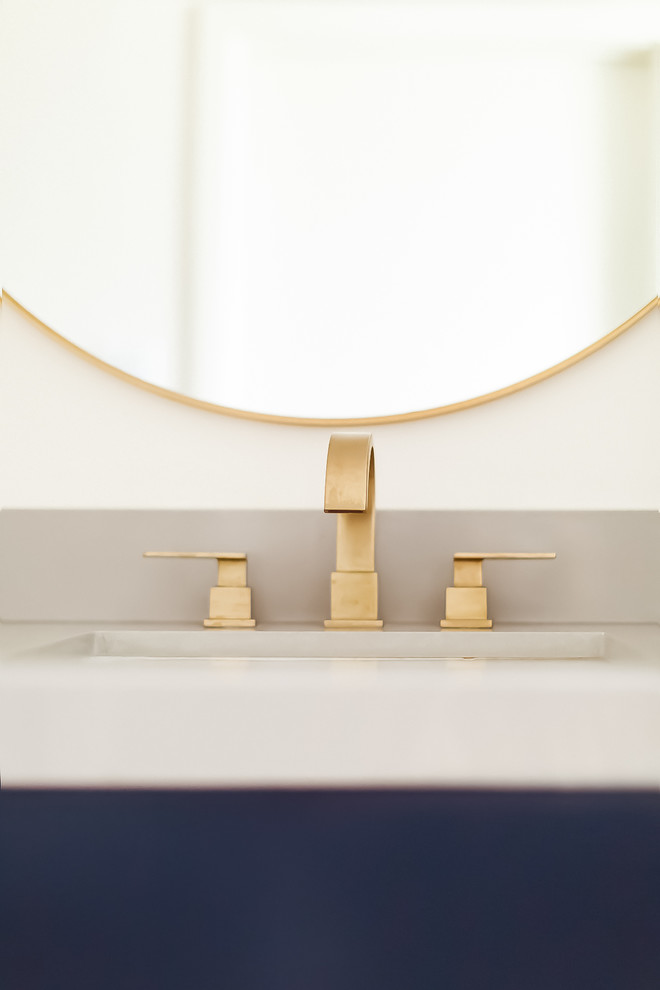 Свежая идея для дизайна: ванная комната среднего размера в стиле ретро с плоскими фасадами, синими фасадами, душем в нише, серой плиткой, керамической плиткой, белыми стенами, полом из керамогранита, врезной раковиной, столешницей из искусственного камня, серым полом, душем с распашными дверями и серой столешницей - отличное фото интерьера