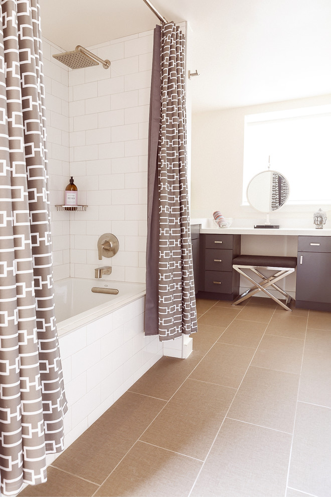 Idéer för mellanstora retro vitt bastur, med släta luckor, grå skåp, ett platsbyggt badkar, en dusch/badkar-kombination, en toalettstol med hel cisternkåpa, vit kakel, keramikplattor, vita väggar, klinkergolv i keramik, ett undermonterad handfat, bänkskiva i akrylsten, brunt golv och dusch med duschdraperi