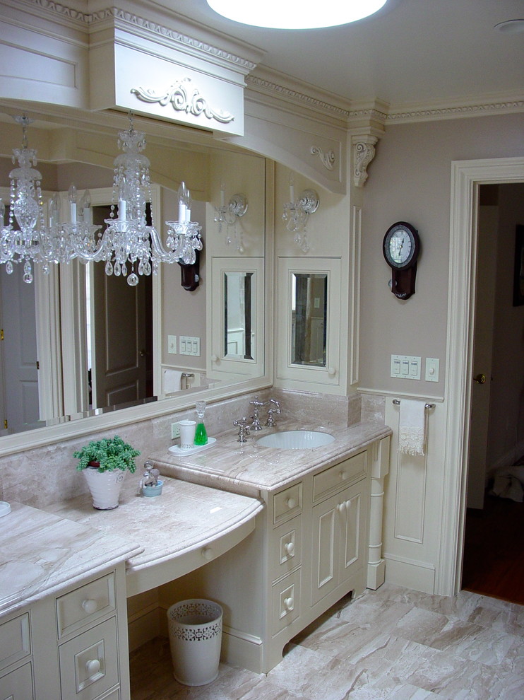 Ispirazione per una stanza da bagno padronale classica di medie dimensioni con ante con riquadro incassato, ante beige, pareti rosa, pavimento in marmo, lavabo sottopiano e top in marmo