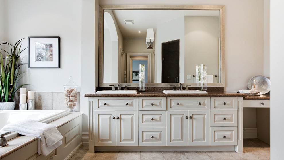 Klassisches Badezimmer En Suite mit profilierten Schrankfronten, beigen Schränken, beiger Wandfarbe, Einbauwaschbecken, beigem Boden und brauner Waschtischplatte in Toronto