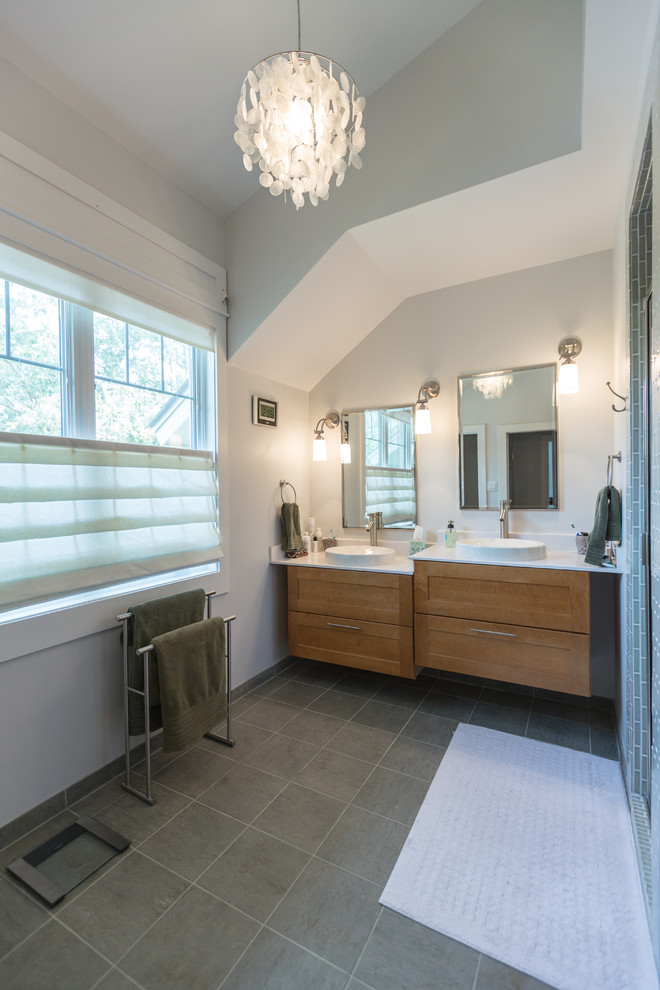Ejemplo de cuarto de baño actual con lavabo sobreencimera, armarios estilo shaker, puertas de armario de madera oscura y ducha empotrada
