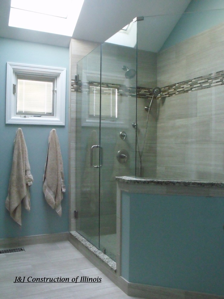 Пример оригинального дизайна: главная ванная комната среднего размера в стиле модернизм с фасадами с выступающей филенкой, темными деревянными фасадами, двойным душем, серой плиткой, синими стенами, полом из керамогранита, врезной раковиной, столешницей из гранита, серым полом и душем с распашными дверями