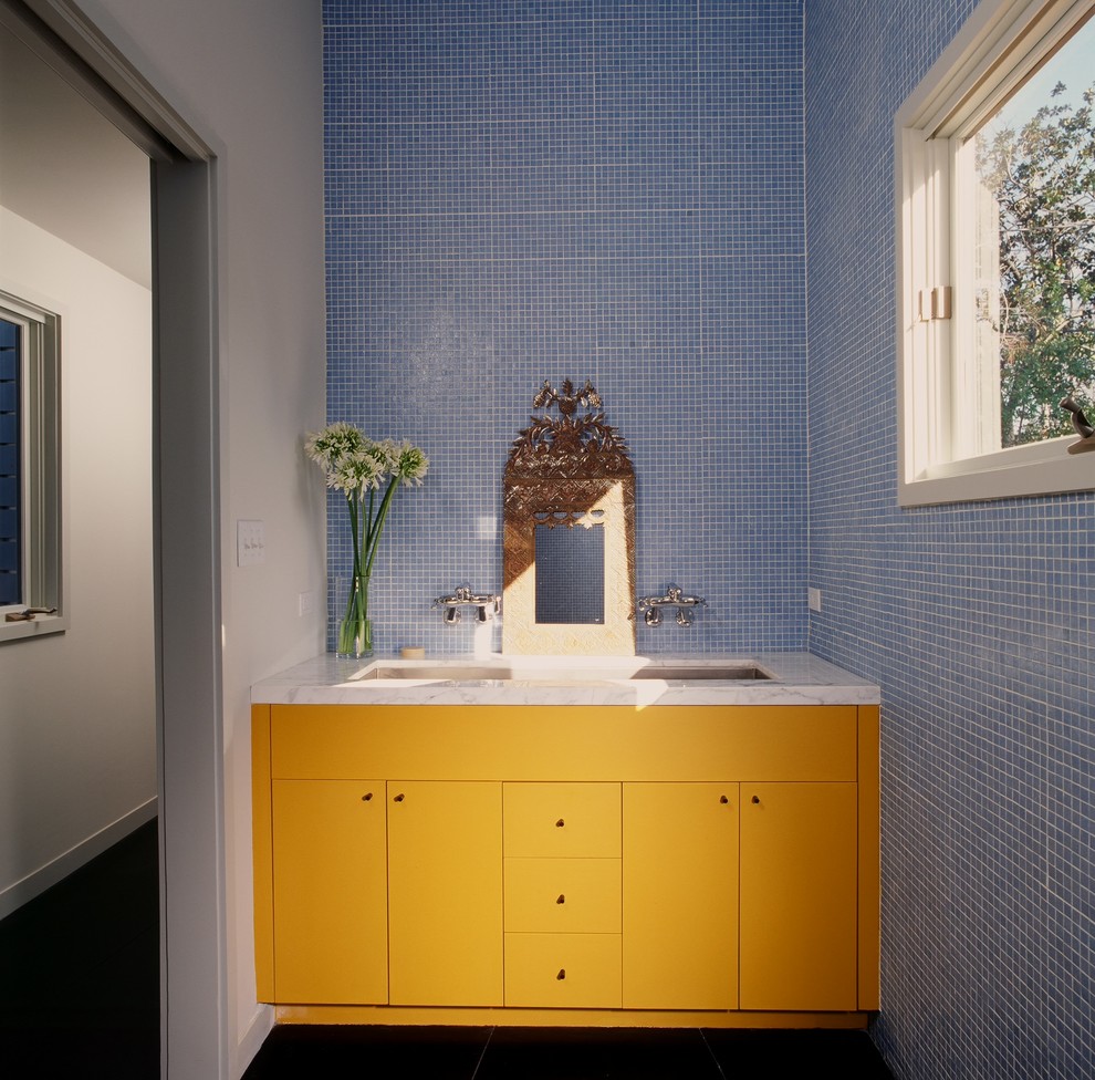 Стильный дизайн: ванная комната в современном стиле с раковиной с несколькими смесителями, плоскими фасадами и желтыми фасадами - последний тренд